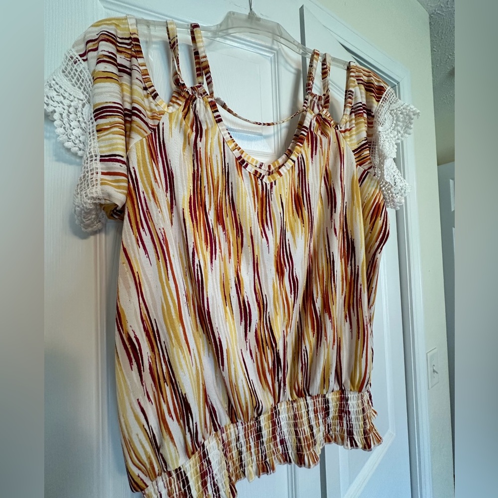 Cold shoulder blouse. - Picture 6 of 7